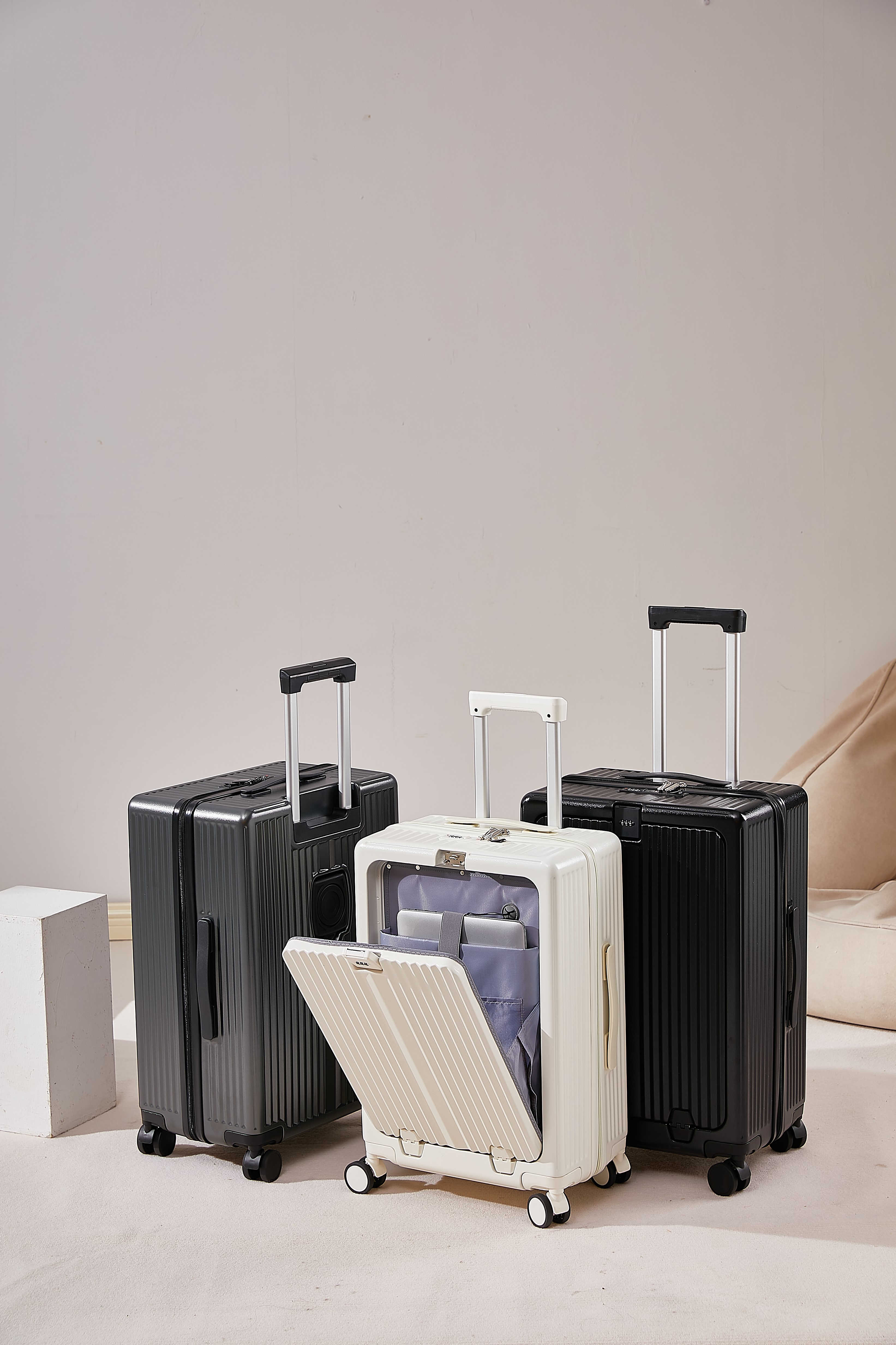 Funksjonell ABS+PC Bagasjekoffertsett med frontlomme med koppholder/telefonholder/ sidehenger og laptoprom